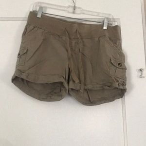 Old Navy khaki maternity shorts. Size small.